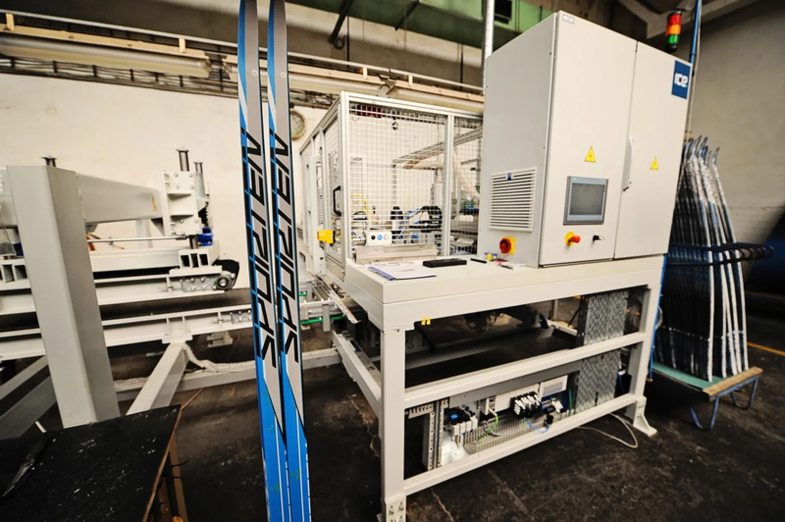 Ski-Produktionslinie