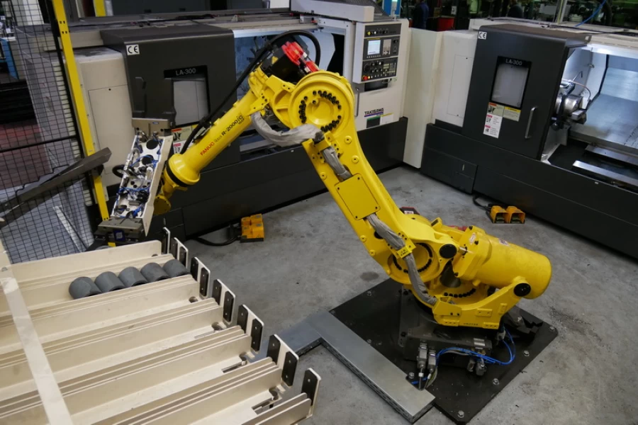 Robotic CNC machining center