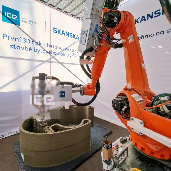 Der 3D-Roboterdrucker wurde direkt auf die Baustelle geliefert. Er druckte einen atypischen Raum aus Beton