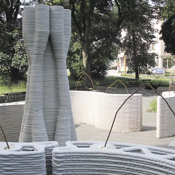 Installation im Park kombiniert Kunst mit 3D-Druck von Schutzbarrieren und Bunkern