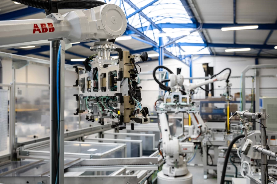 Montage von elektronischen Komponenten für die E-Mobilität