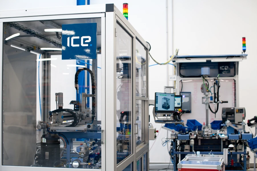Automatisierte Montage- und Prüfanlage für hydraulische Ventilblöcke