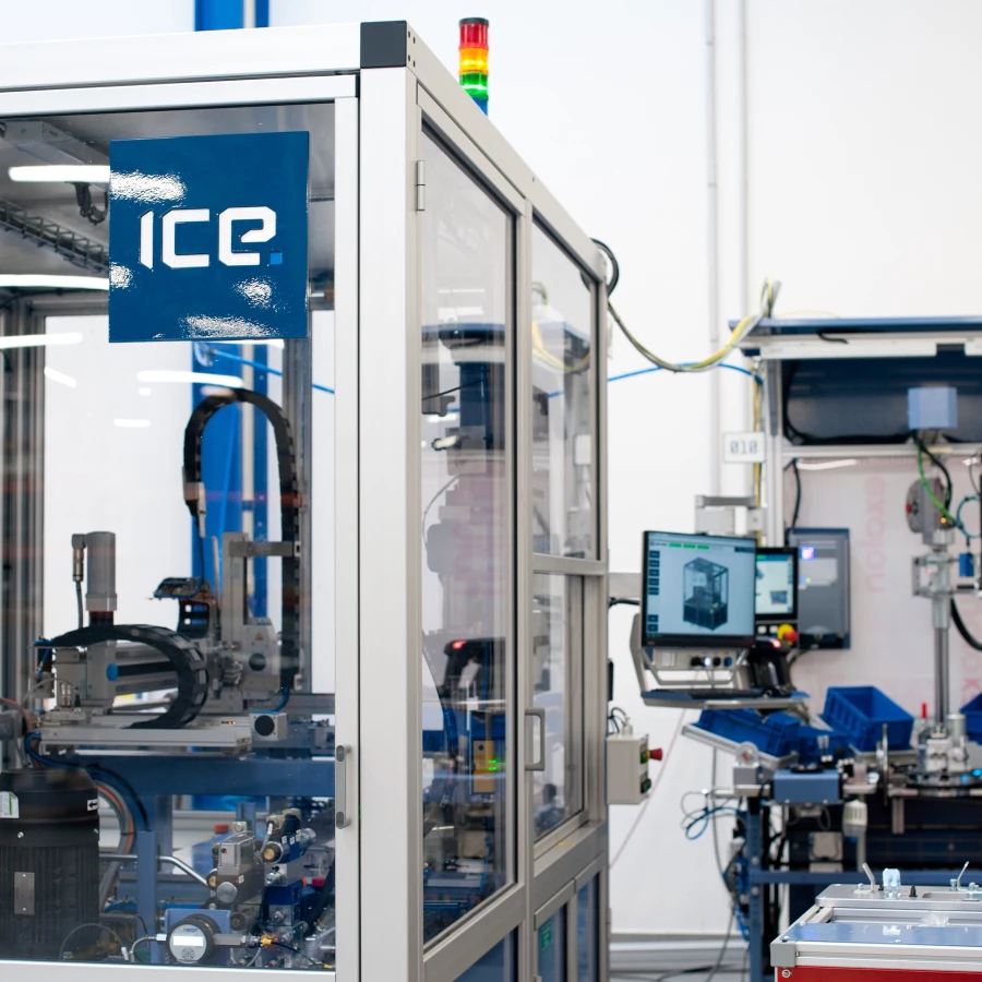 Automatisierte Montage- und Prüfanlage für hydraulische Ventilblöcke